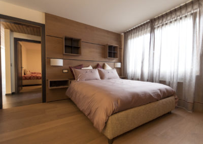 Appartamento in Engadina, Svizzera con pavimento boiserie e soffitto in rovere oliato